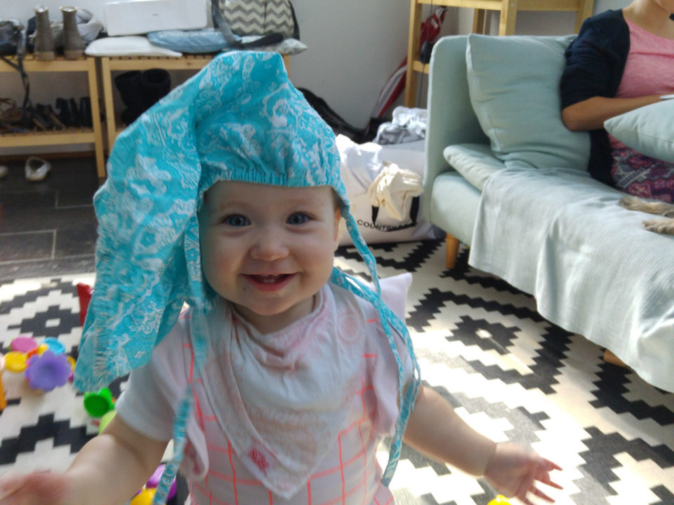 Ik heb hier iets gevonden in een zak en dat past op mijn hoofd dus ja