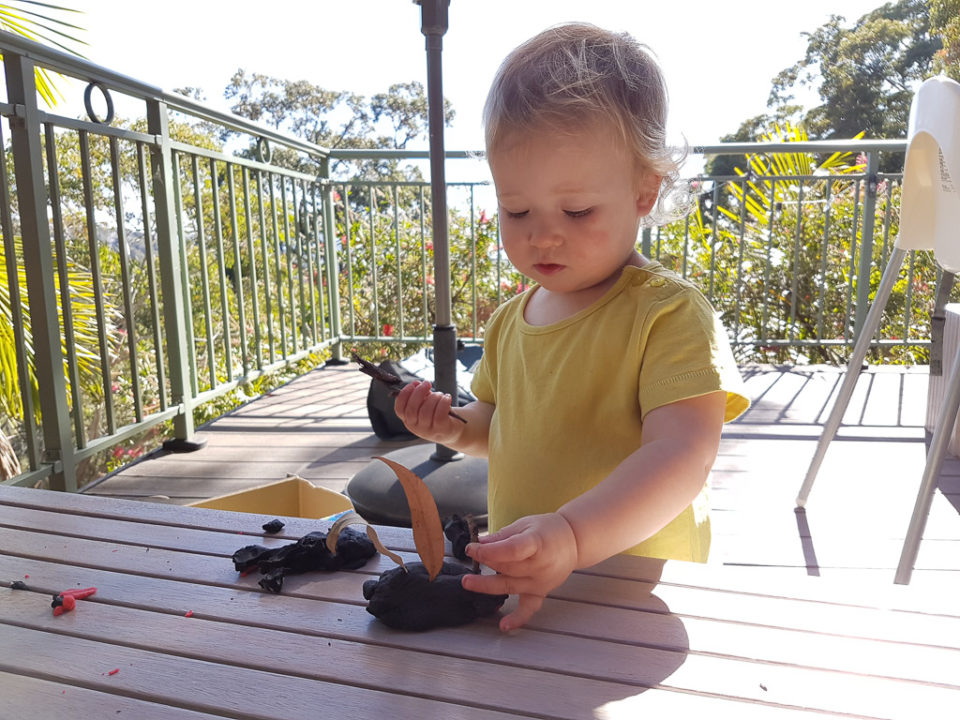 Spelen met klei (en blaadjes).