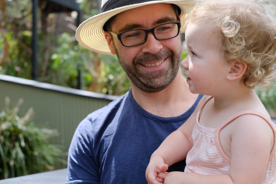 Onze kleine koala ziet voor het eerst een echte koala