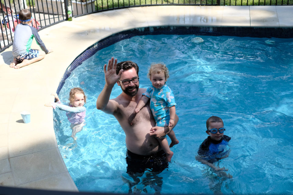 Charlotte zag het zwembad en wou er al meteen in!