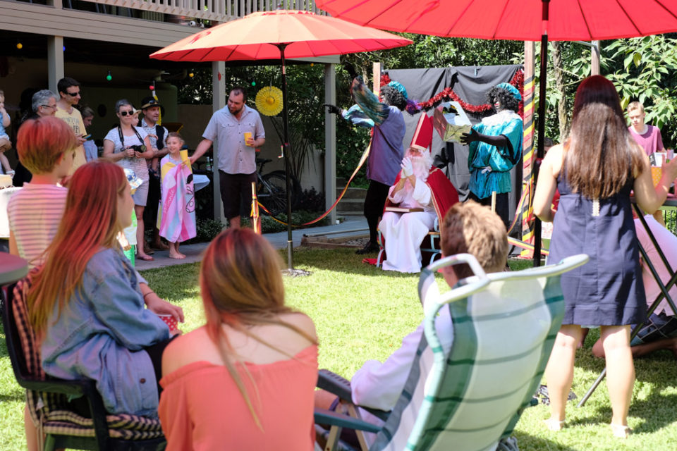 De goede Sint haalt zijn boek boven.