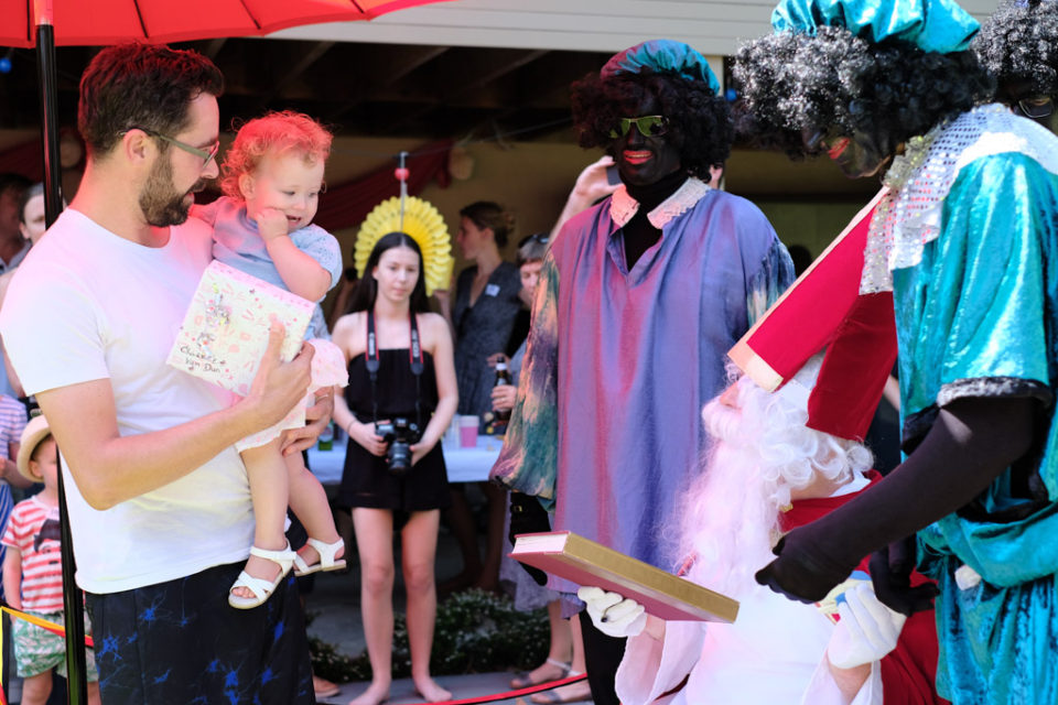 Hmmm, ze krijgt wel een cadeau, maar ze is toch niet zo zeker van of ze Sint wel vertrouwt....