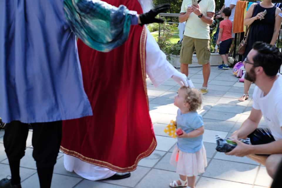 Maar op het einde van de dag krijgt ze nog wel een schouderklopje, tot volgend jaar Sinterklaas!